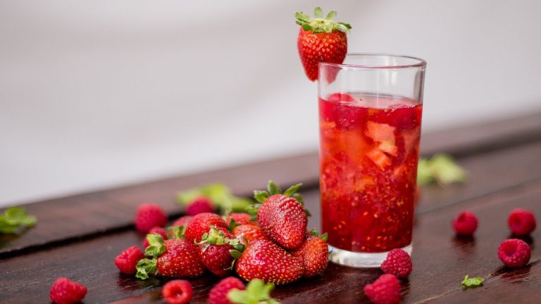 bebidas Coquetel de frutas vermelhas com agua de coco