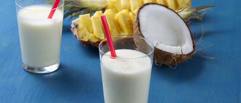 bebidas Smoothie de manga abacaxi e coco