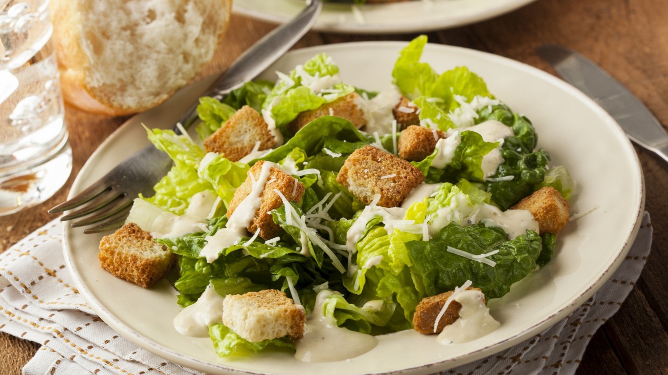 saladas Salada Caesar com alface romana croutons parmesao e molho Caesar