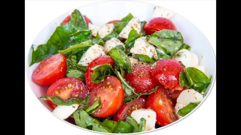 saladas Salada Caprese com tomate mussarela de bufala e manjericao