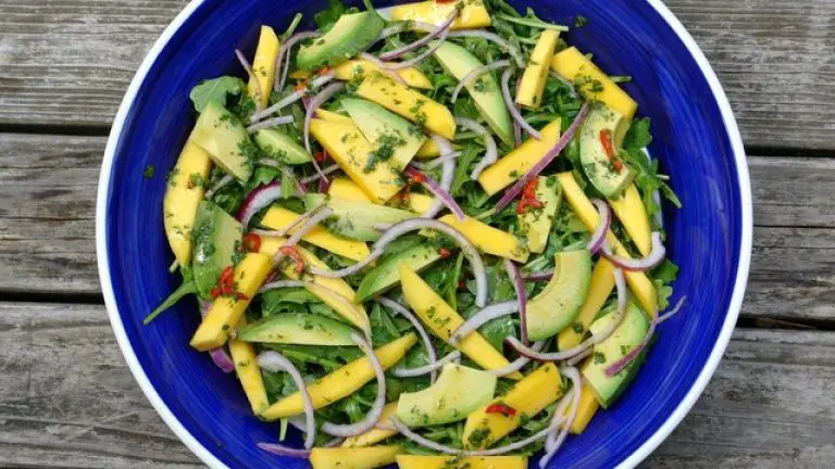 saladas Salada de folhas verdes com abacate manga e vinagrete de limao